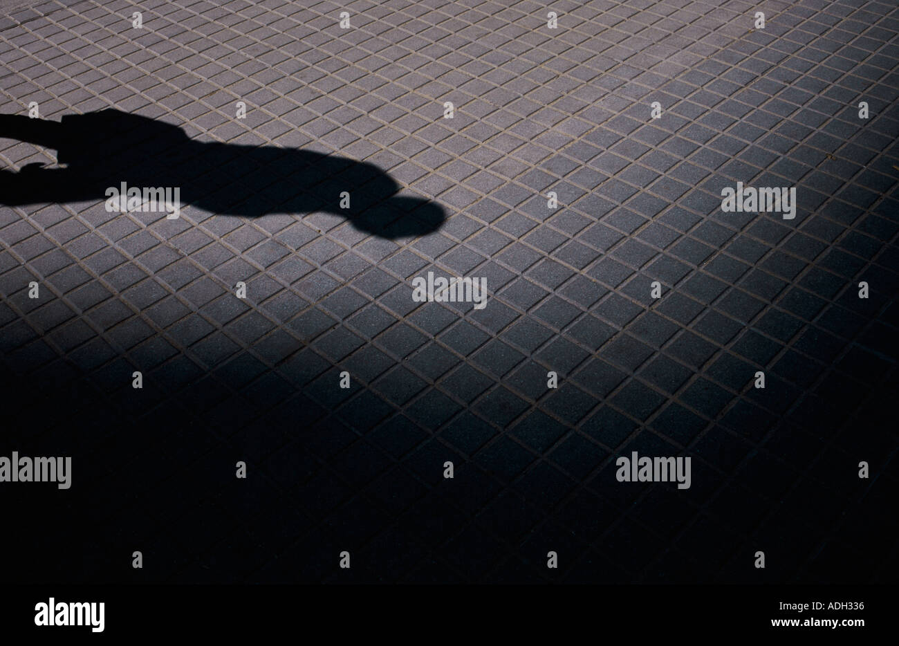 Man walking street silhouette hi-res stock photography and images - Alamy