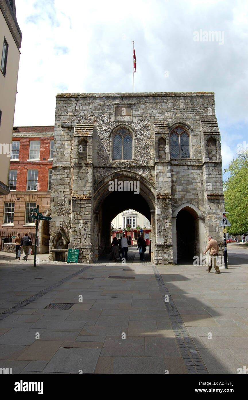 Winchester High Street looking towards the Westgate Stock Photo - Alamy