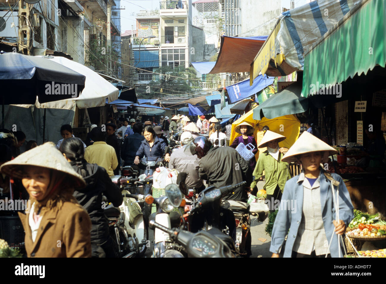 Busy street crowded with shoppers at the Ngo Sy Lien St market, Dong Da,  Hanoi, Viet Nam Stock Photo - Alamy