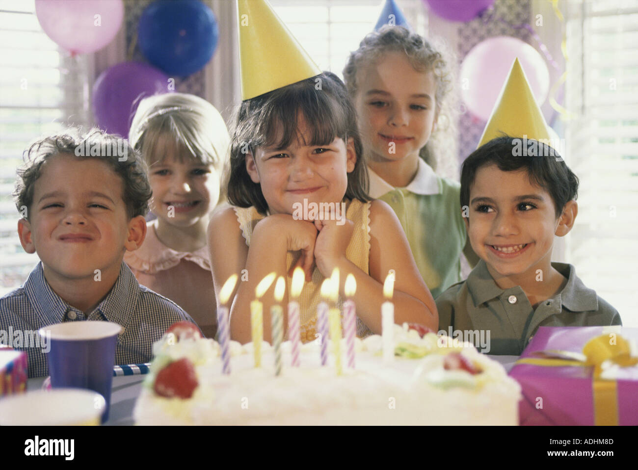Скучные праздники. Детский день рождения. Праздник мальчиков и девочек. Детский день рождения в ресторане. День рождения ребенка в кругу семьи фото.