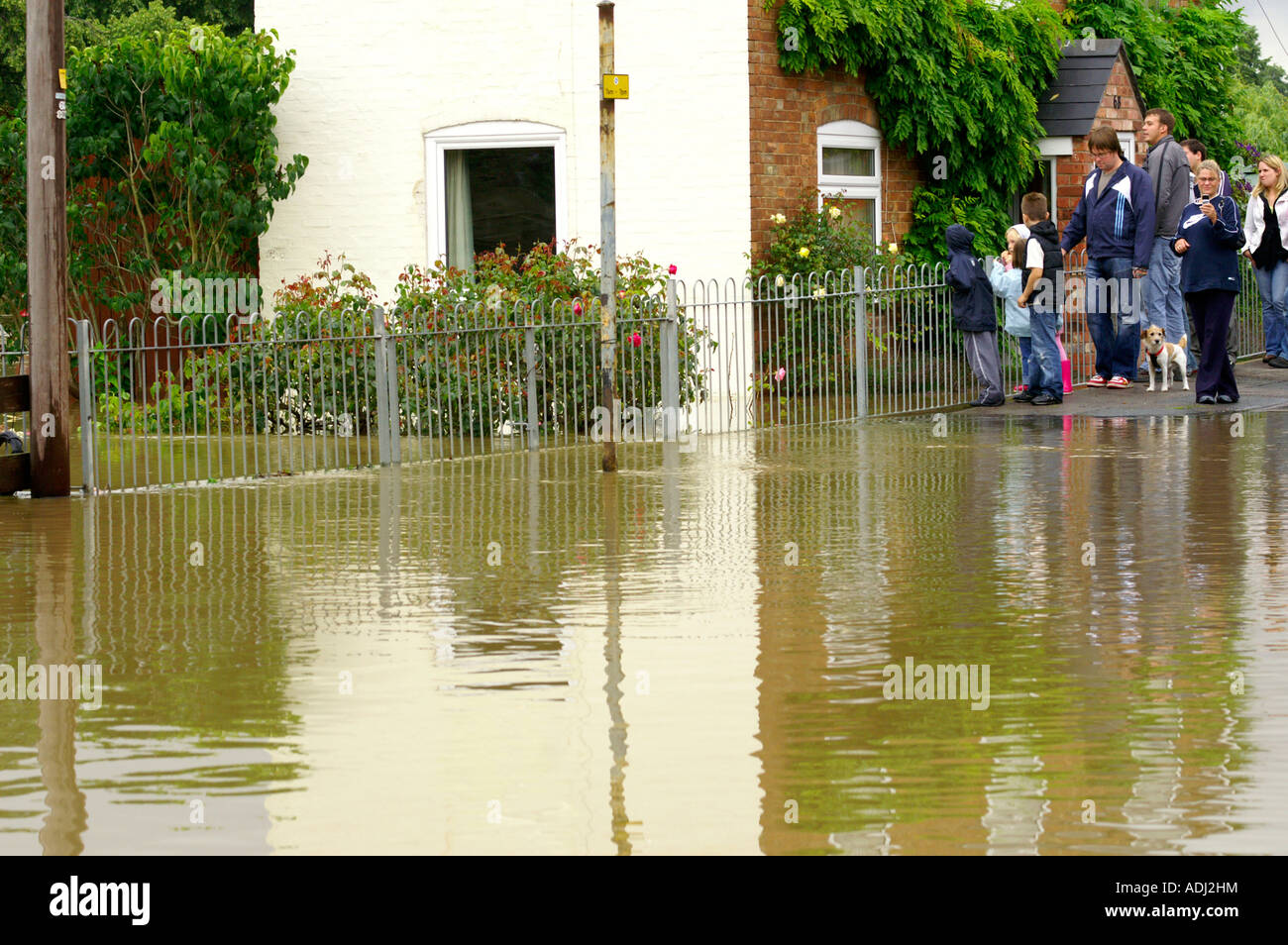 people looking at flooded house. Evesham, Worcestershire, Gloucestershire, UK Stock Photo