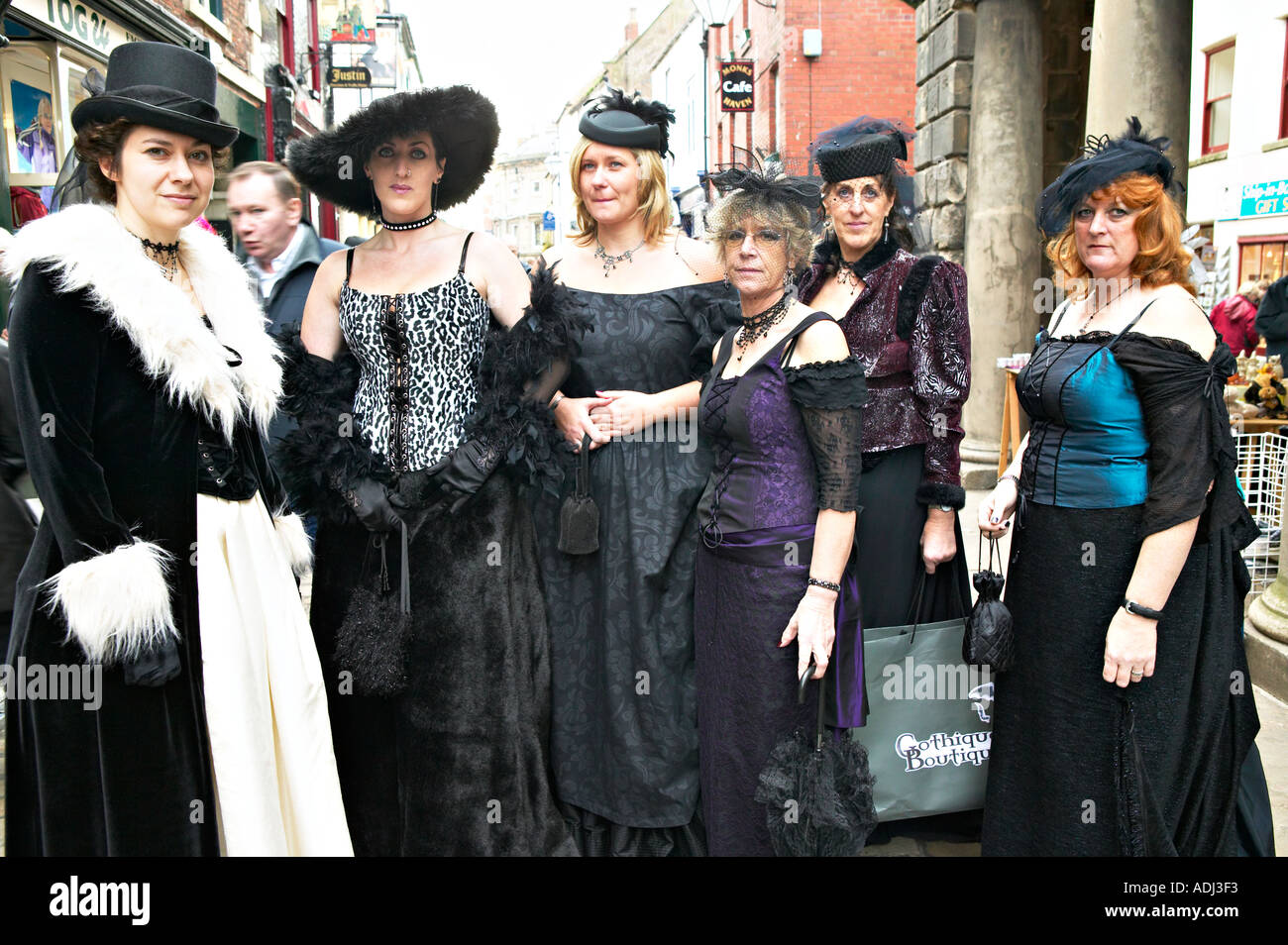 Ladies In Victorian Dress High Resolution Stock Photography and Images ...