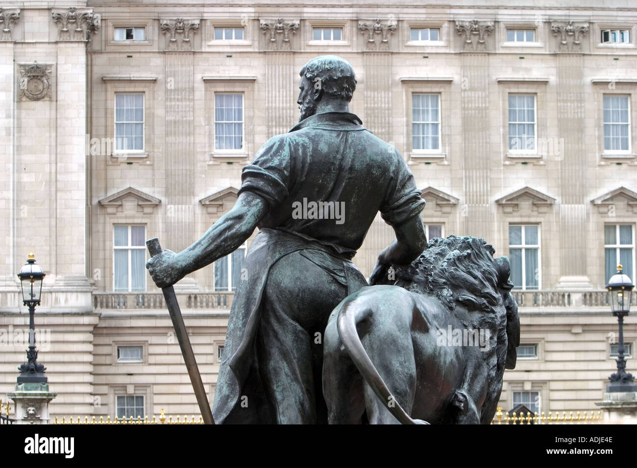 Statue outside Buckingham Palace with the Palace in the background