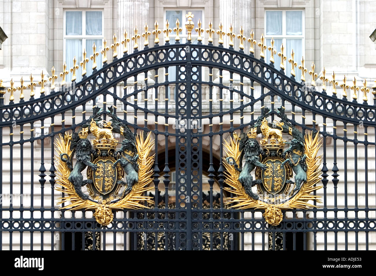 Coat of arms and main entrance gates at Buckingham Palace London England Stock Photo