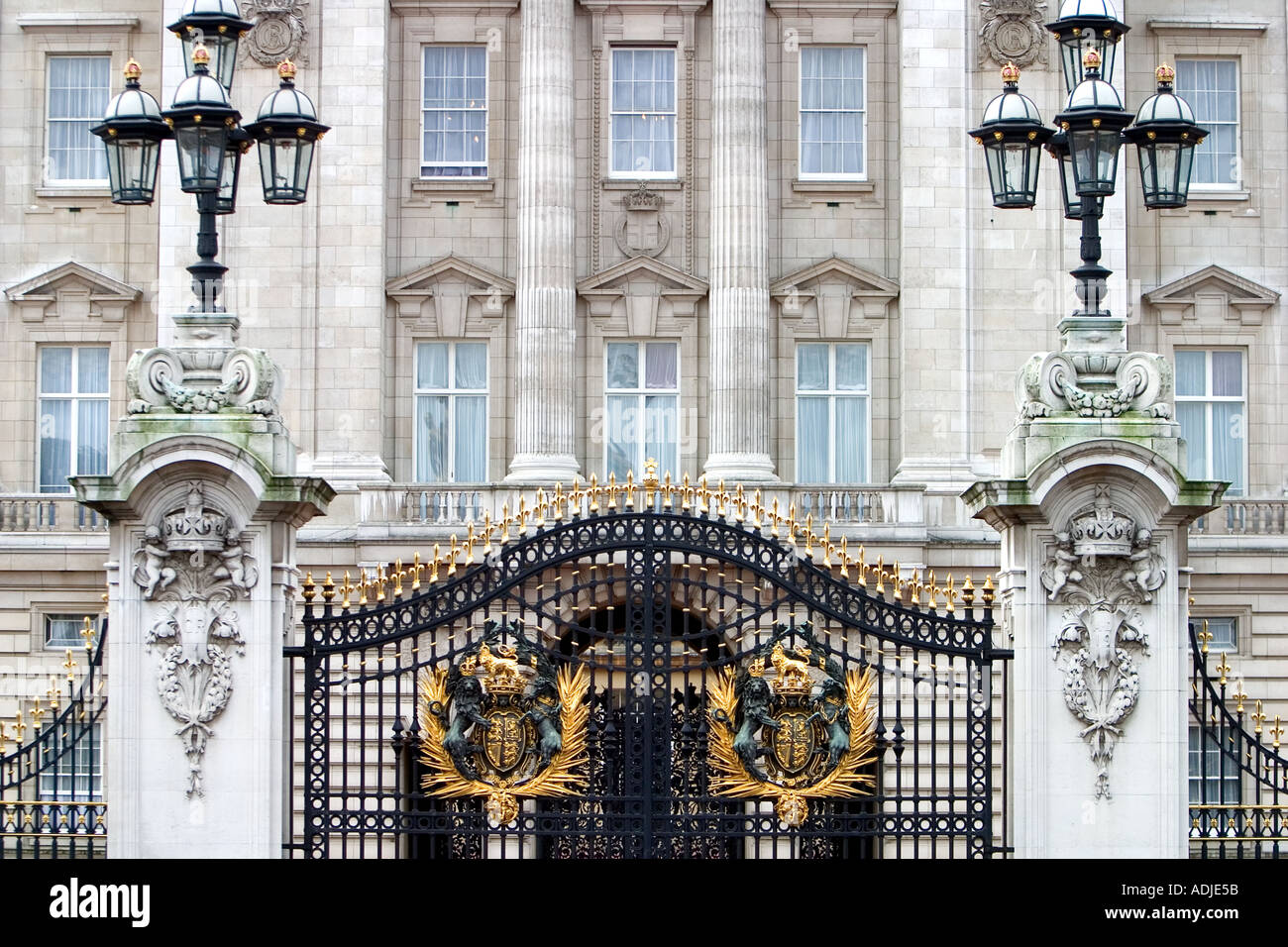 Main gates and lamps of Buckingham Palace London England one of the Queen s official residences Stock Photo