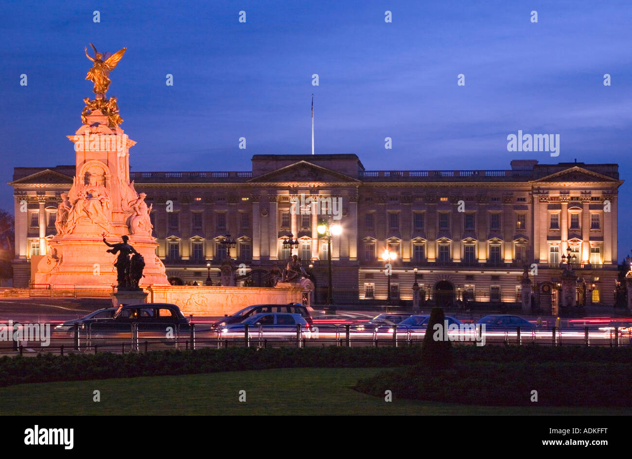 buckingham palace (nightshot Stock Photo Alamy