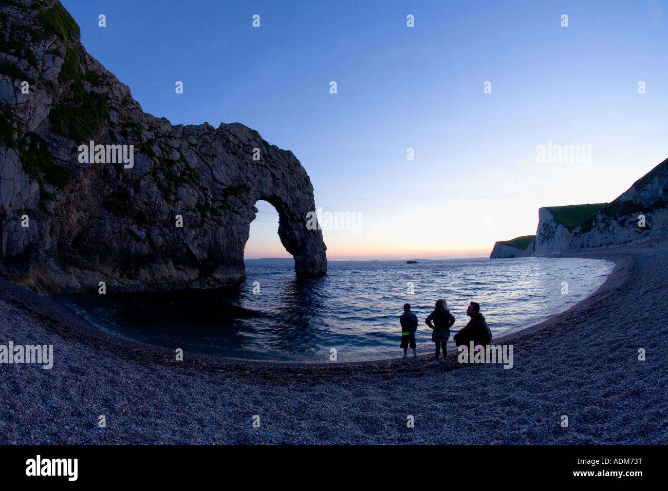 durdle-door-beach-with-natural-limestone-arch-unesco-jurassic-coast