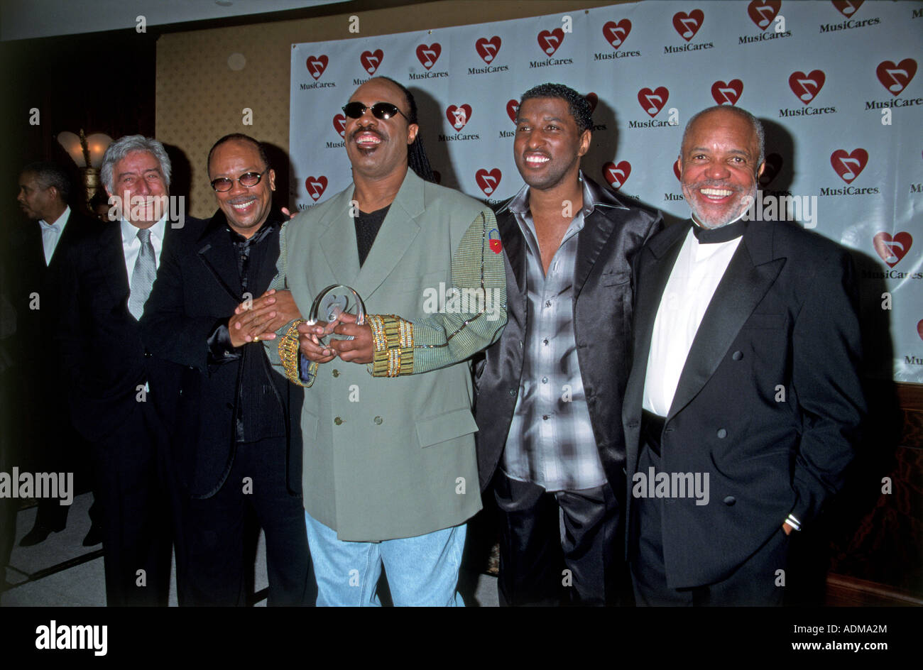 STEVIE WONDER centre at the 1999 Grammys with from left Tony Bennett, Quincy Jones, Babyface and Berry Gordy Stock Photo