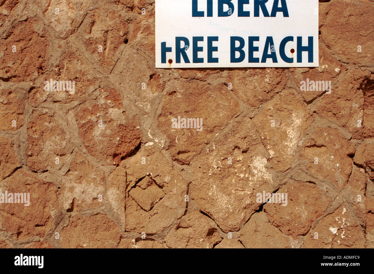 free beach sign on wall Stock Photo - Alamy