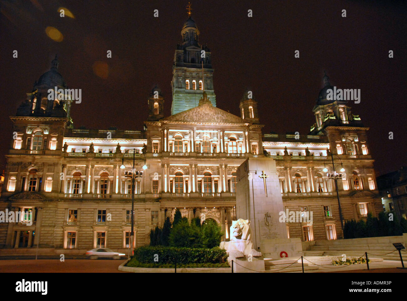 City Chambers and Cenotaph at night. George Square, Central Glasgow. Strathclyde. Scotland. Christmas Eve, 2006. Stock Photo