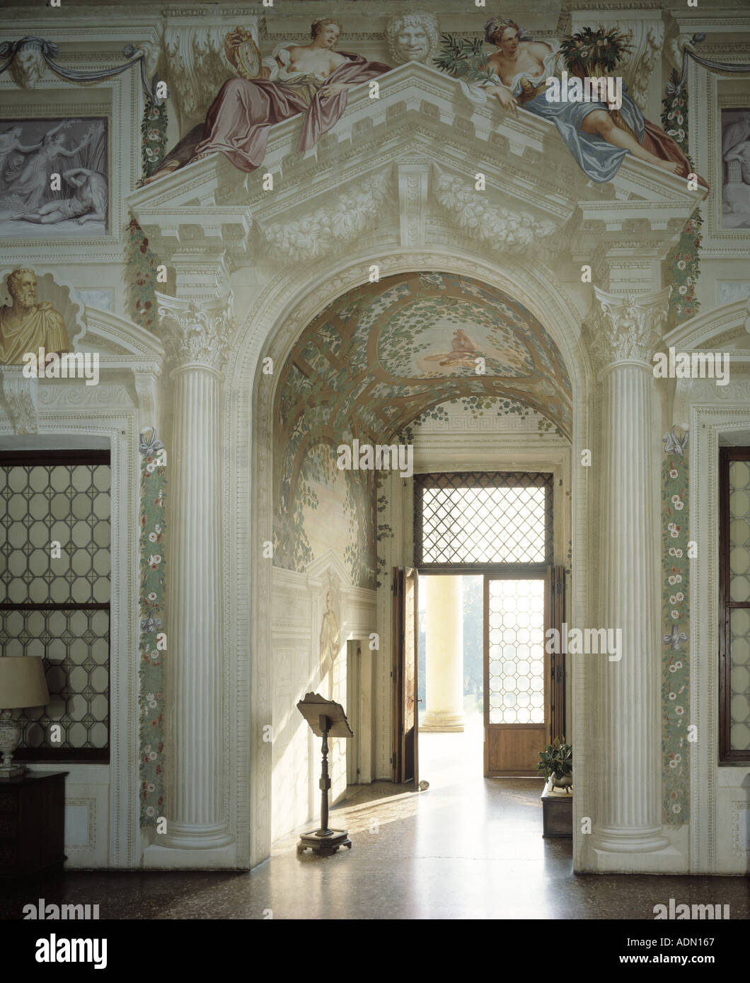 Fanzolo di Vedelago Villa Emo (erbaut ca. 1564) Scheinarchitektur Portal mit den allegorischen Figuren der Klugheit und des Über Stock Photo