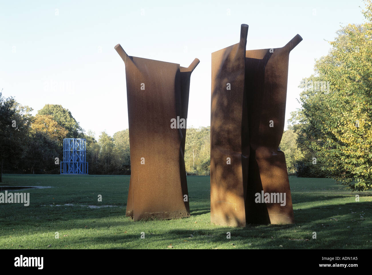 Moyland, Schloßpark, 'Skulpturenpark, ''Herzstücke'' von Thomas Kühnapfel, im Hintergrund ''Blauer Turm''  von Horst Lerche' Stock Photo