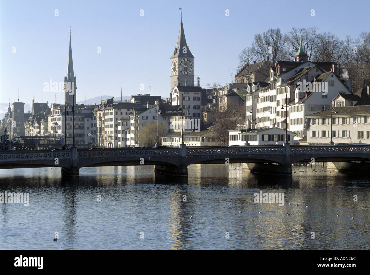 Zürich, Altstadt, Blick über die Limmat auf Stadt, St. Peter und Fraumünster Stock Photo