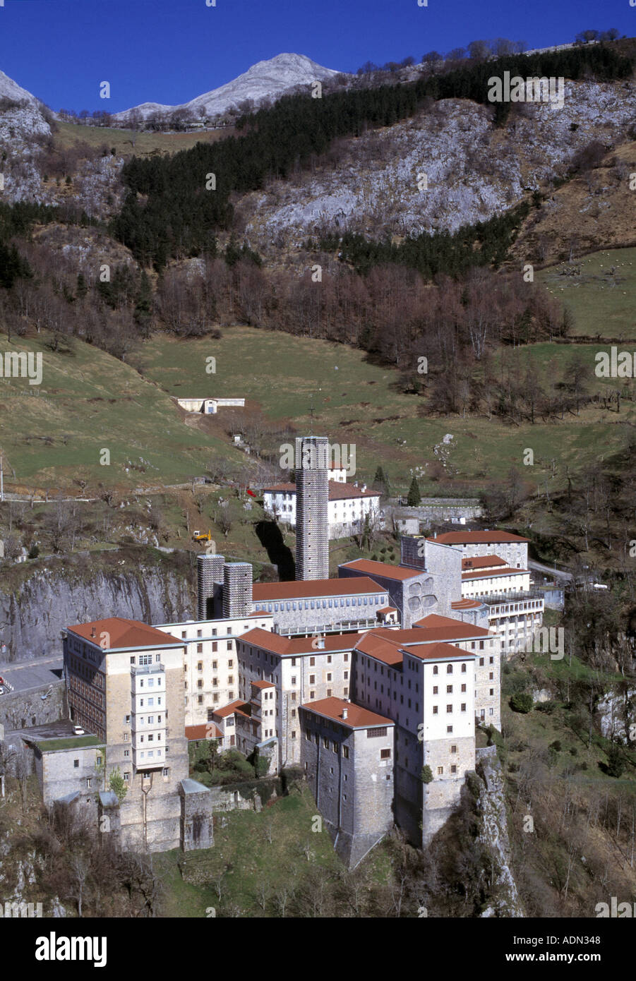 Arantzazu bei Onate, Kloster Arantzazu, Landschaft Stock Photo Alamy