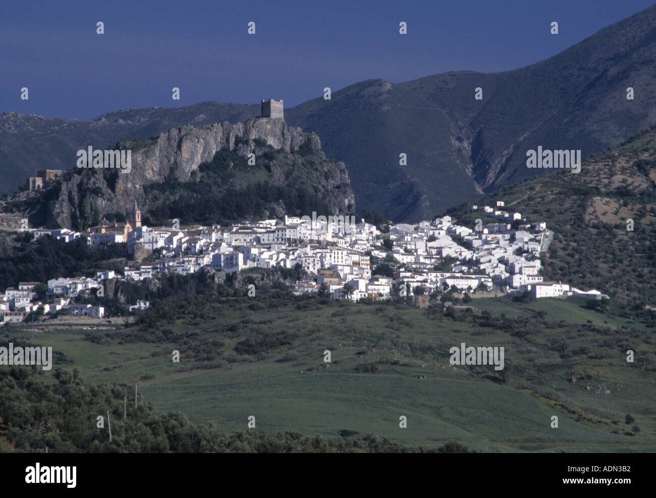 Spanien zahara de la sierra andalusien hi-res stock photography and ...