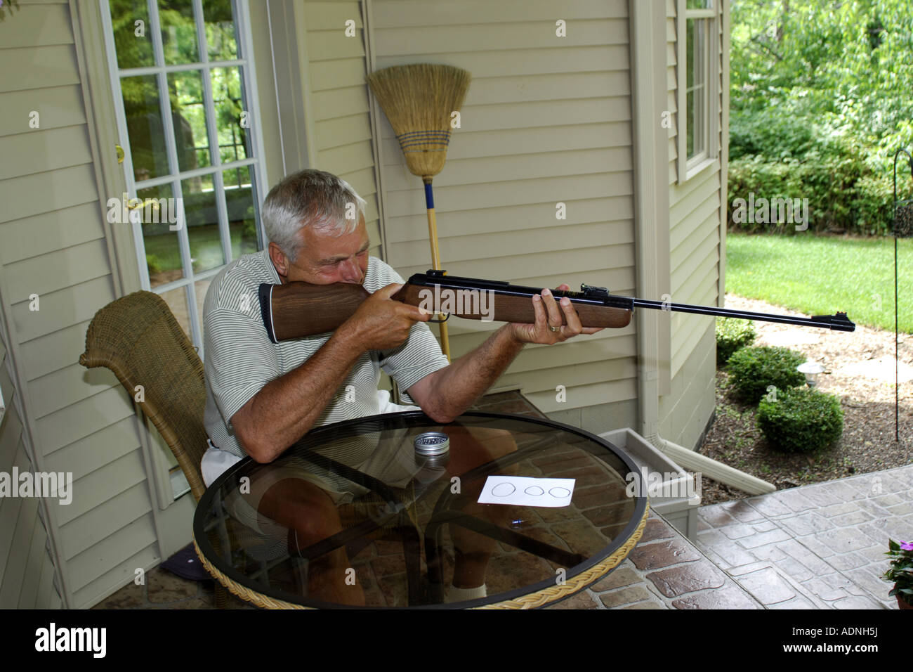 Firing gun air hires stock photography and images Alamy
