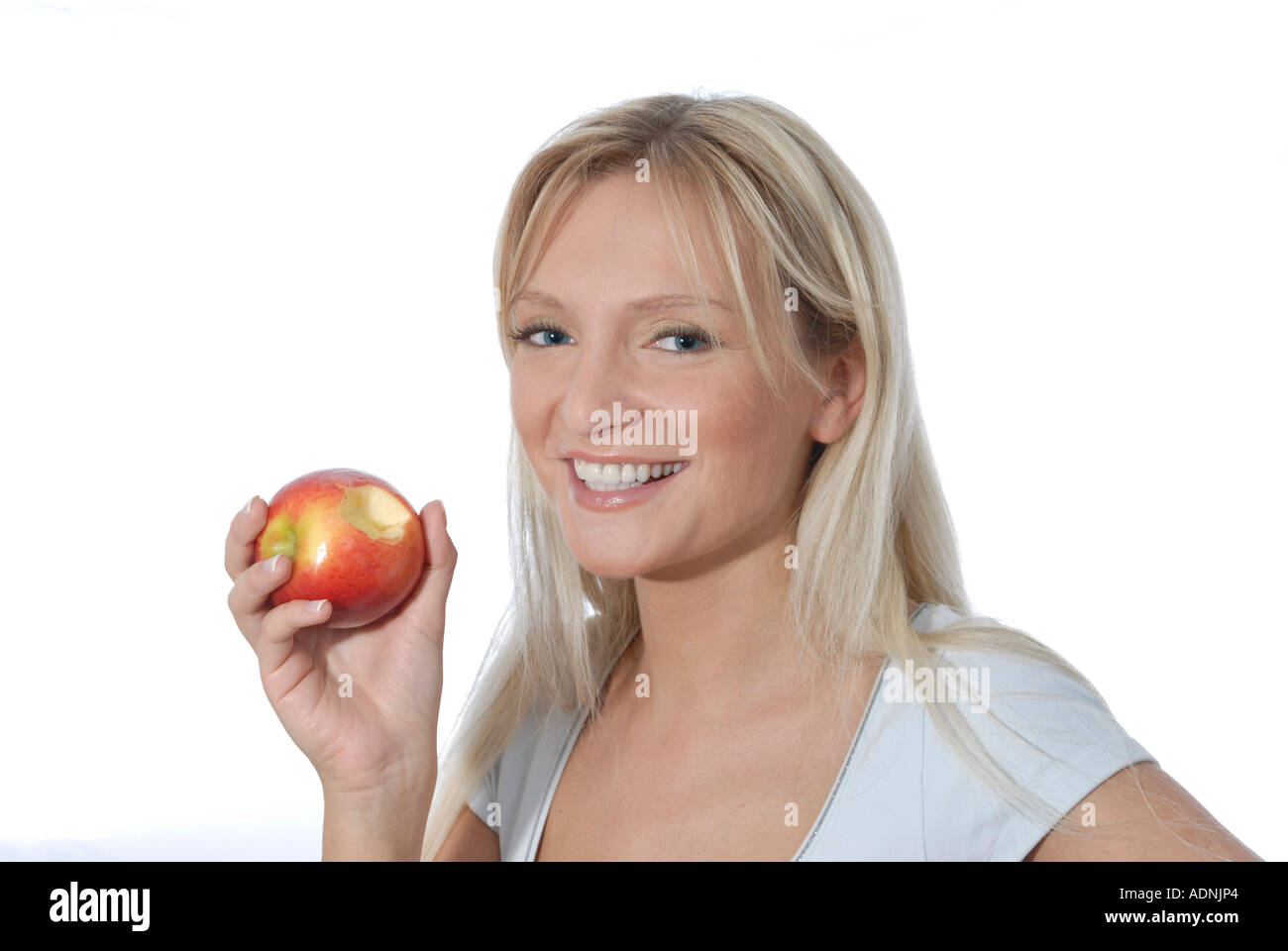 Junge Frau blond lacht laechelt freundlich positiv Aepfel Apfel essen rot Obst gesund Vitamine Stock Photo