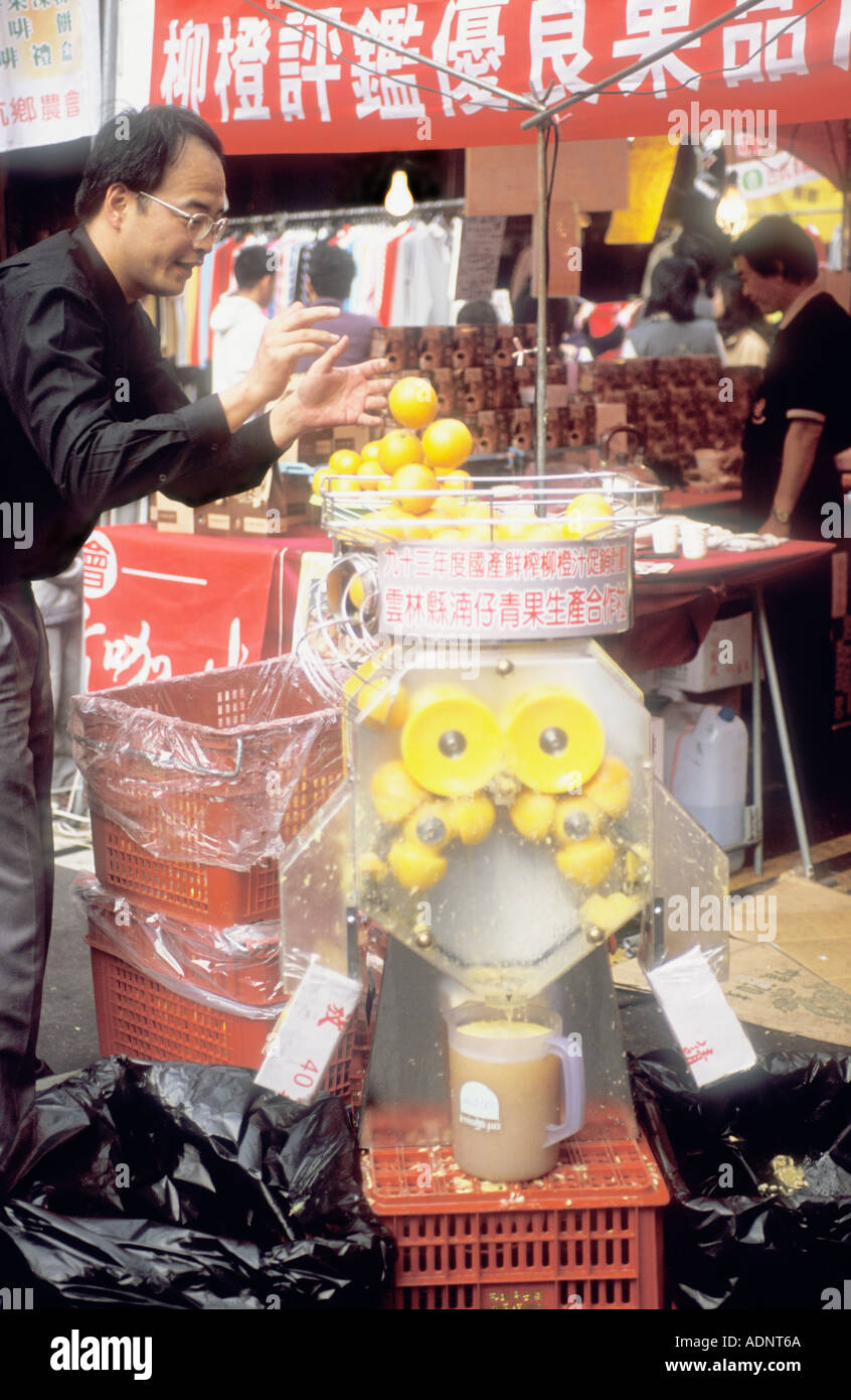 Man Making Fresh Orange Juice Chinese Traditional Market Taiwan China Stock Photo Alamy