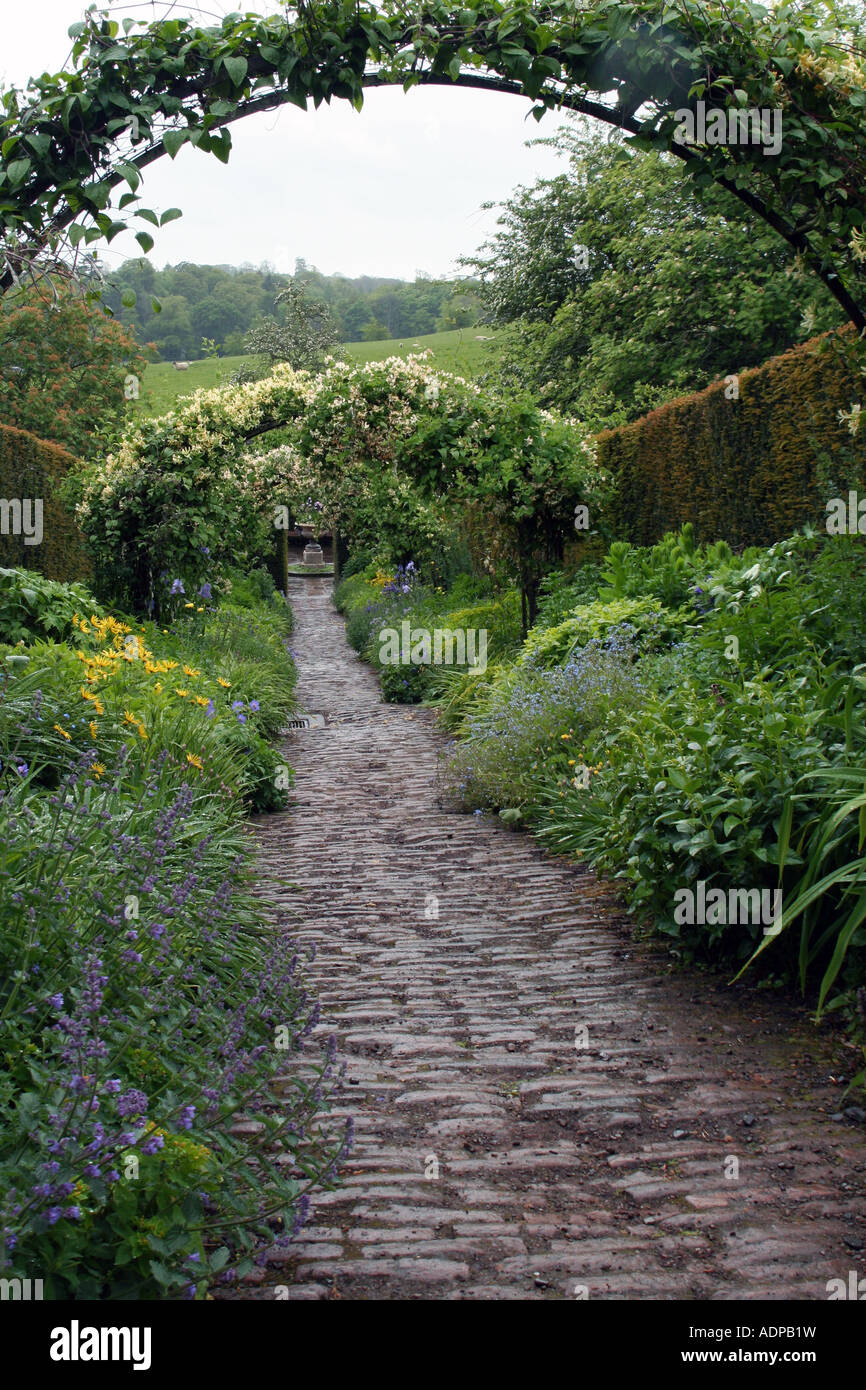 Garden path hi-res stock photography and images - Alamy