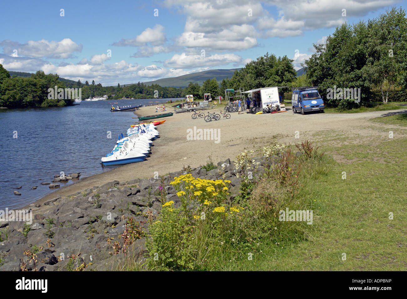 Boats on shore loch lomond hires stock photography and images Alamy