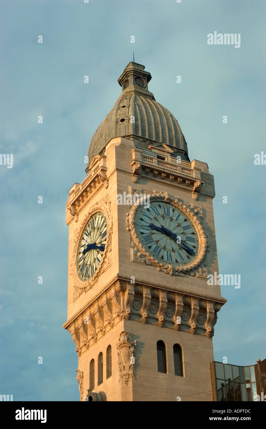 Paris Tower Clock High Resolution Stock Photography And Images Alamy