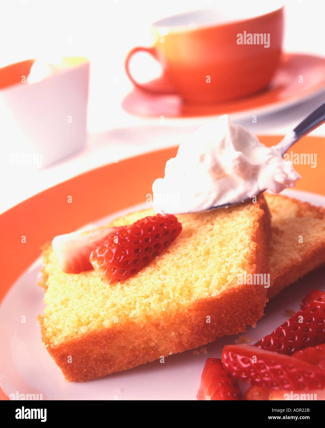 Sandkuchen mit Erdbeeren und Sahne Cake with strawberries and cream ...