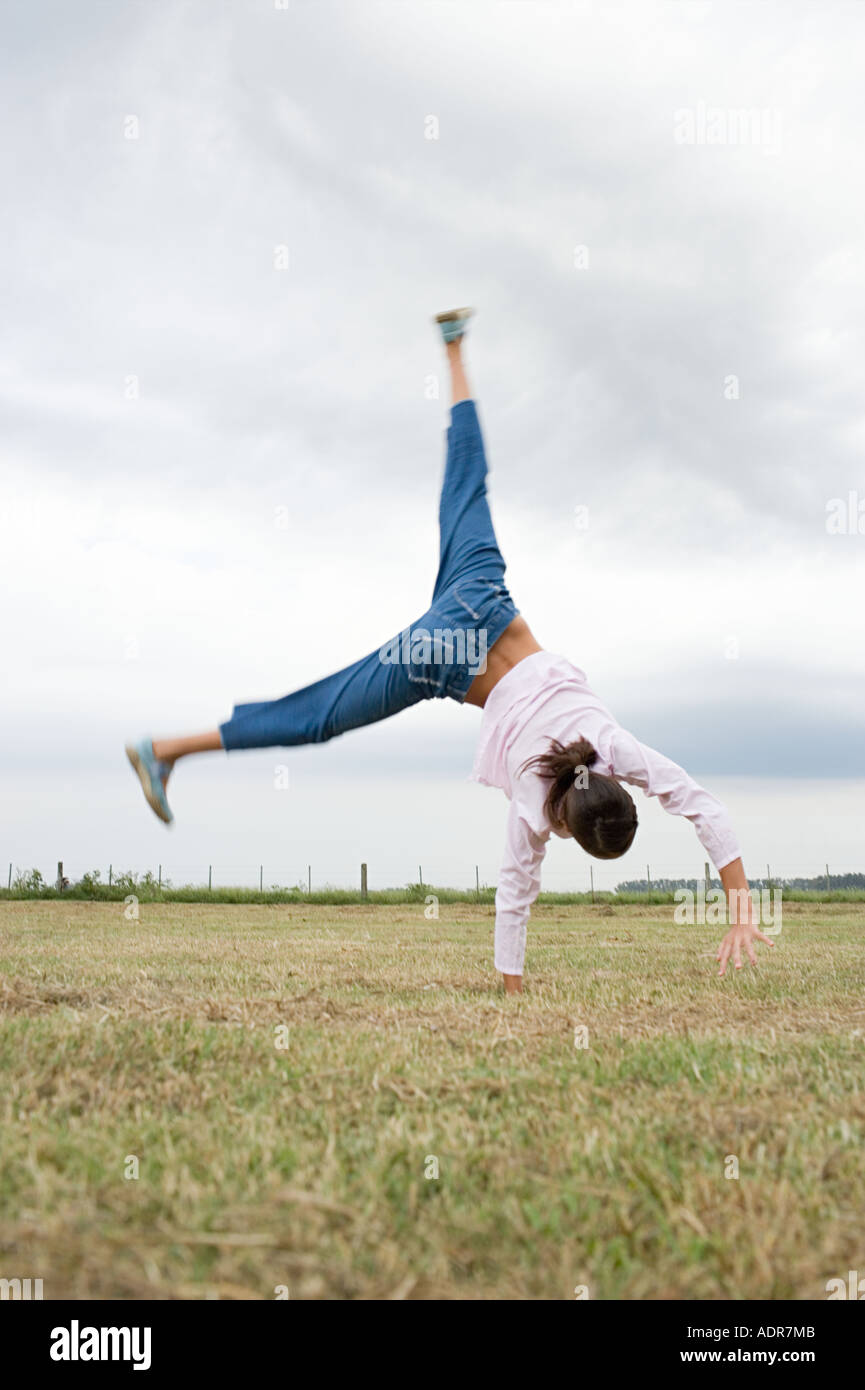 Сальто назад гиф. Кувырок gif. Сальто назад девушка. Паркур девушки. Сальто девушки.