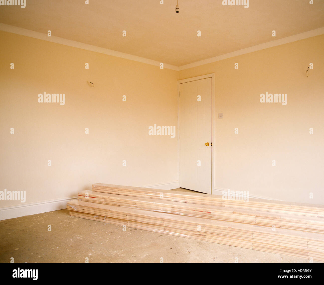 Empty room with pile of wooden floorboards Stock Photo - Alamy