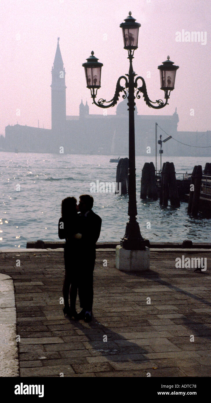 Couple gondola venice kiss hi-res stock photography and images - Alamy