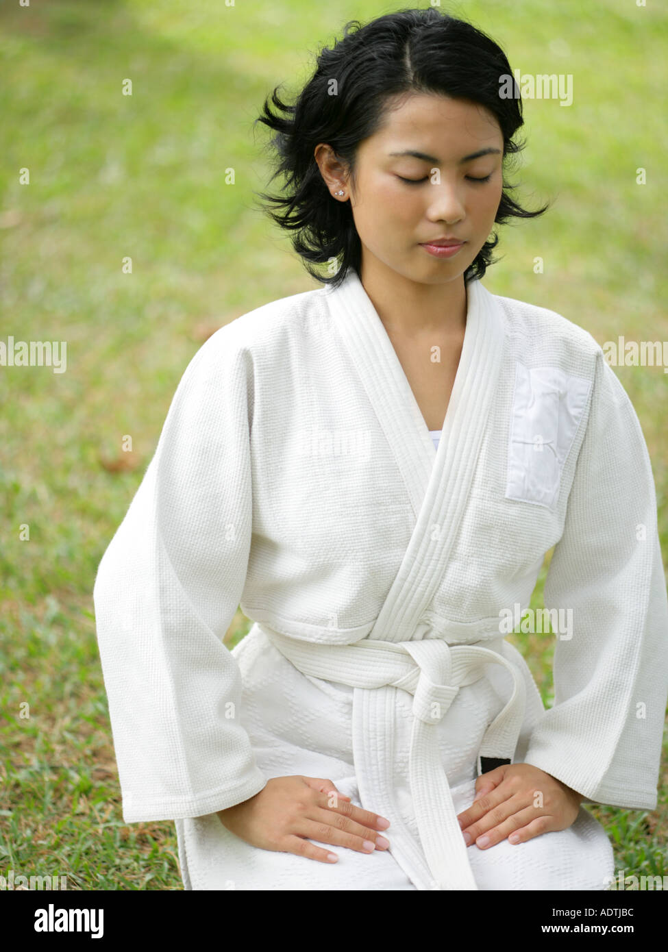 Japanese woman kneeling hi-res stock photography and images - Alamy