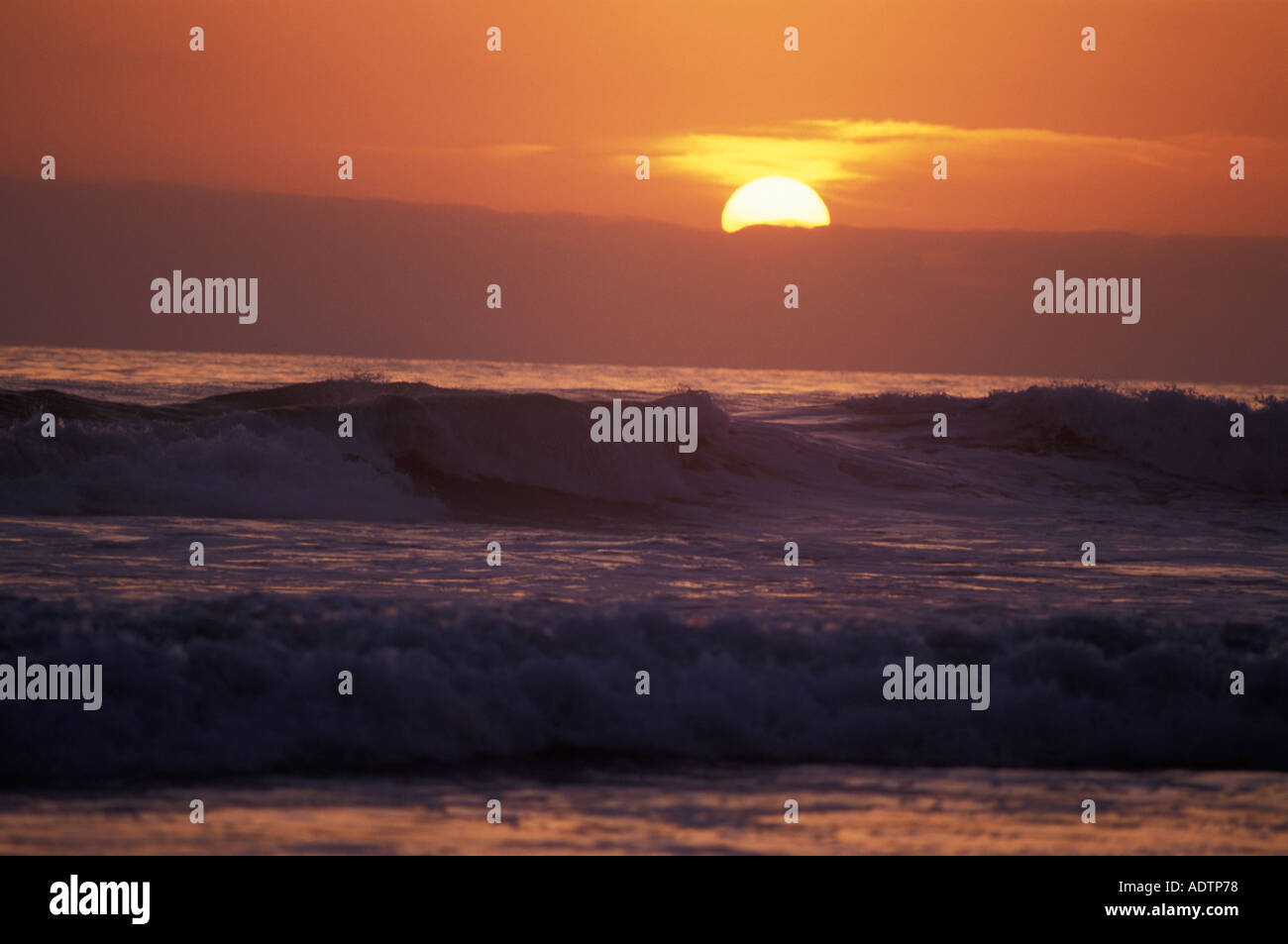 Wave crashing beach sunset hi-res stock photography and images - Alamy