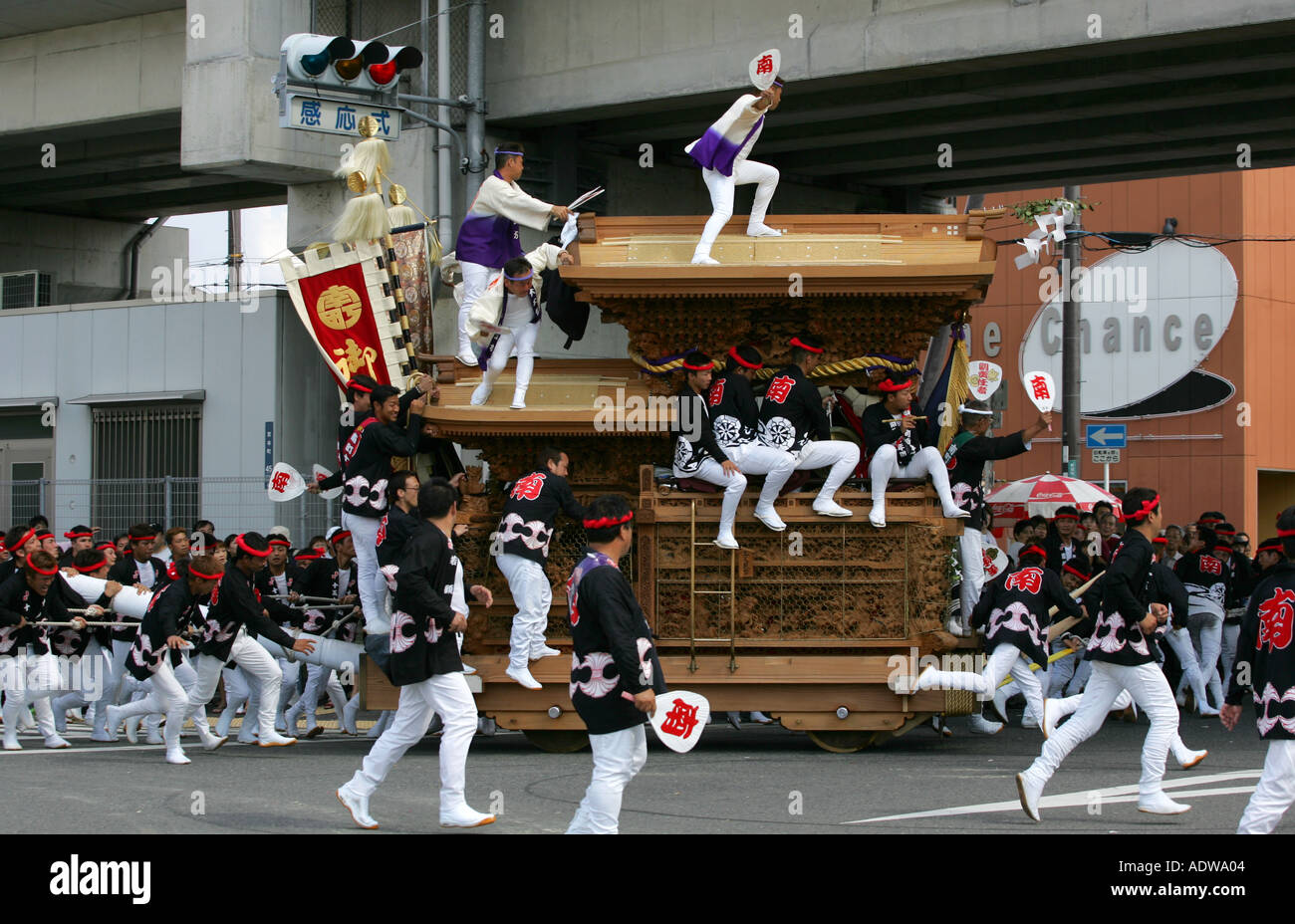 A wooden festival float is pulled around a sharp corner during the Kishiwada danjiri festival in Osaka Japan Asia Stock Photo