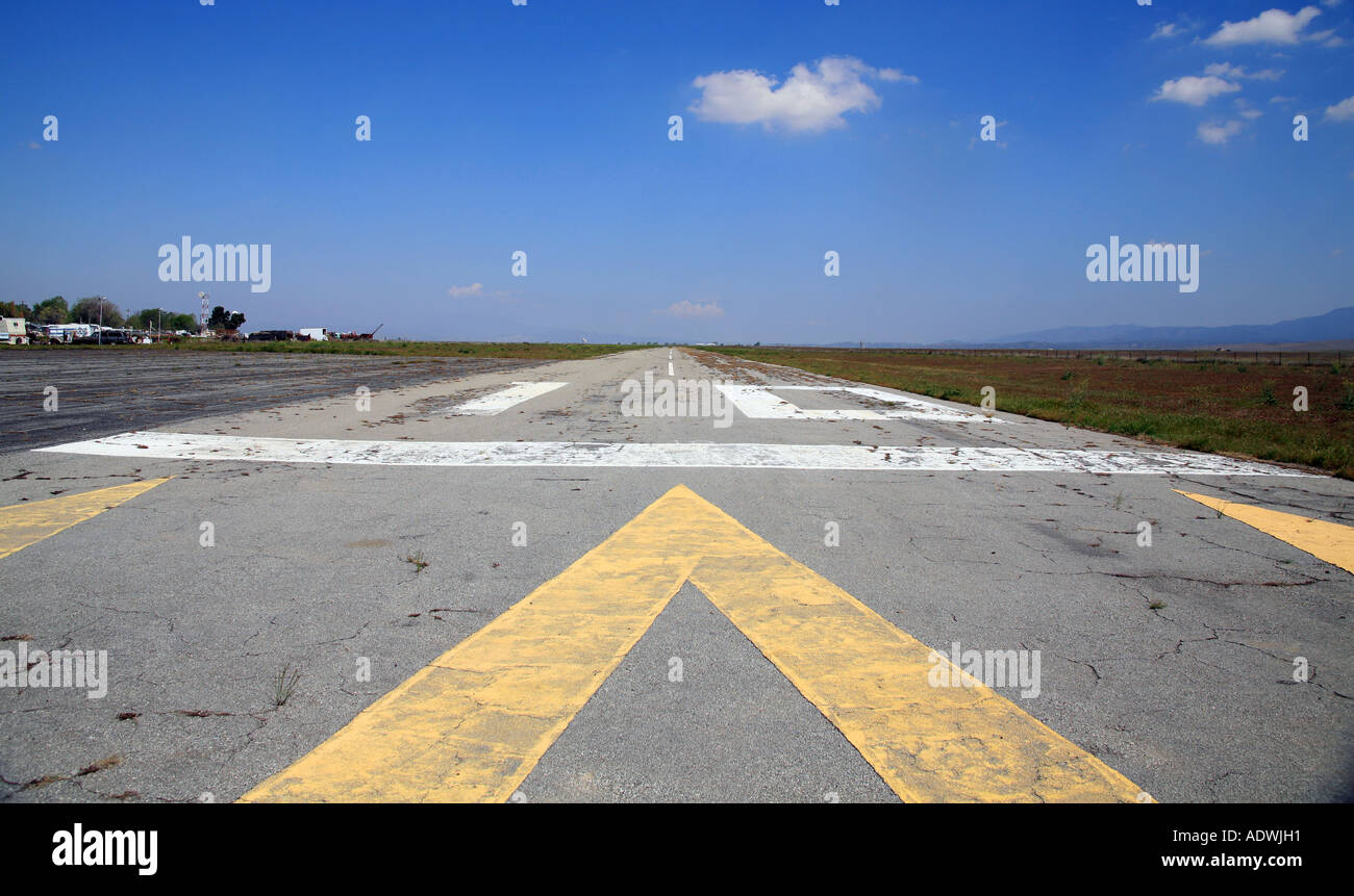 Runway distance markers hires stock photography and images Alamy
