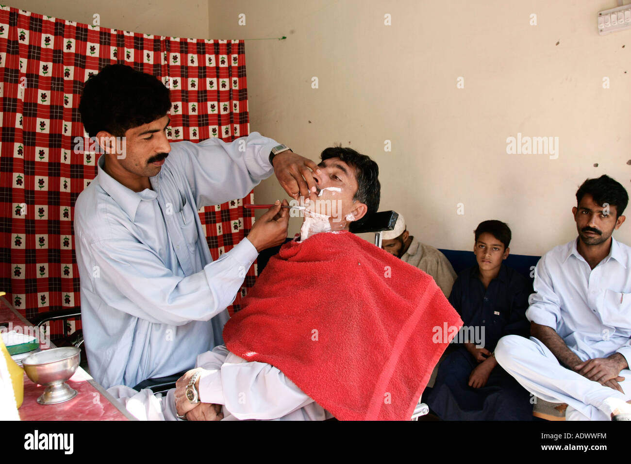 Pakistani barbers hi-res stock photography and images - Alamy