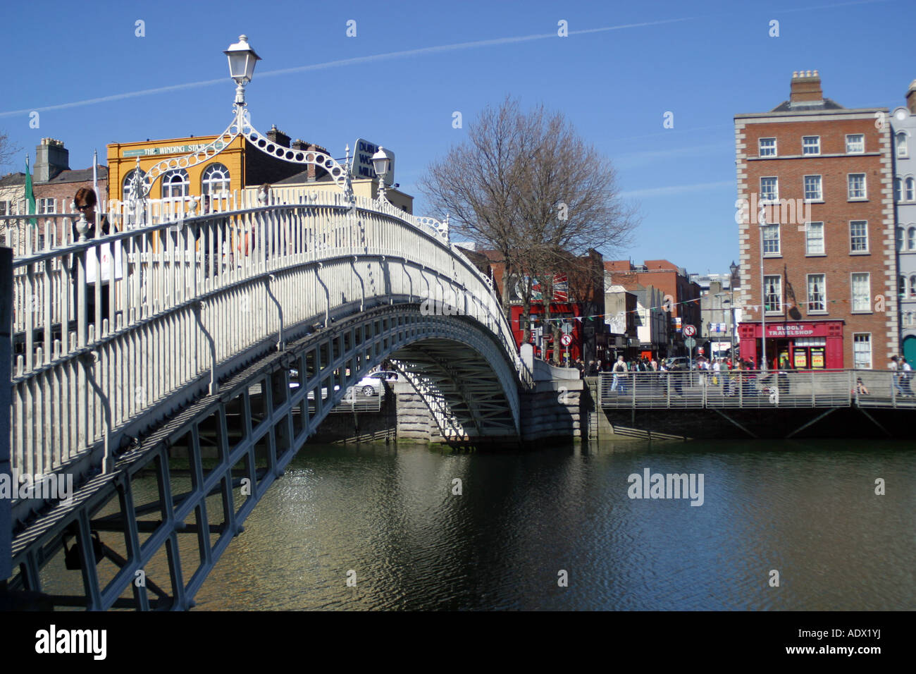 Hapenny bridge over the river liffey, Dublin City, Ireland Stock Photo ...