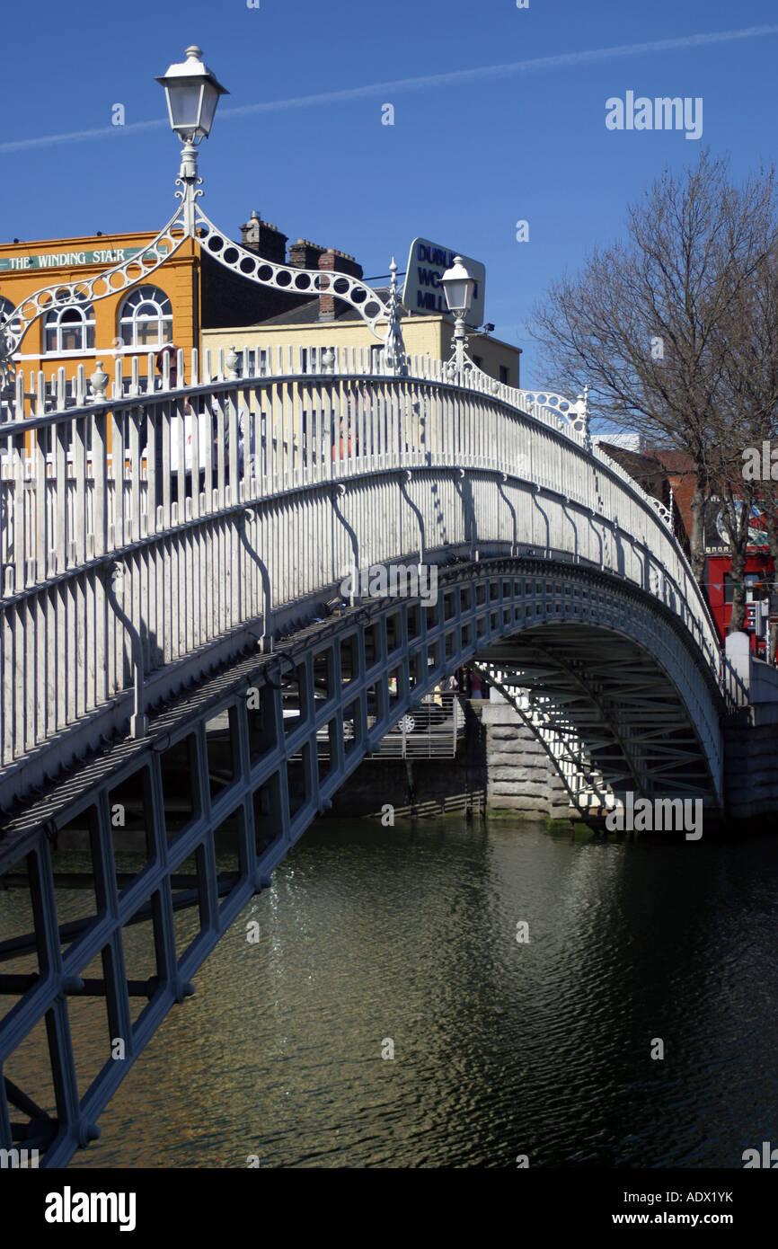 Hapenny bridge over the river liffey, Dublin City, Ireland Stock Photo ...