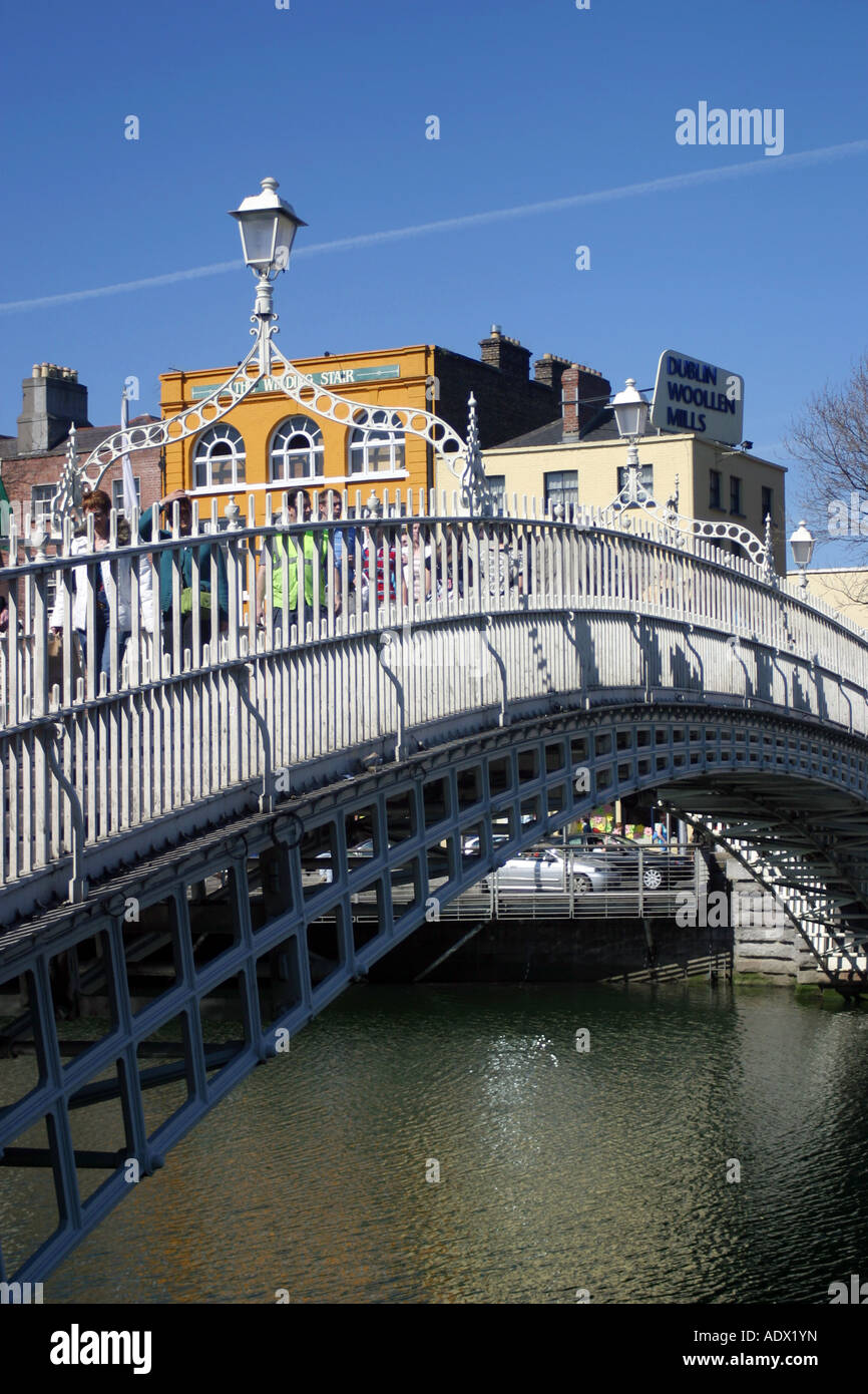 Hapenny bridge over the river liffey, Dublin City, Ireland Stock Photo ...