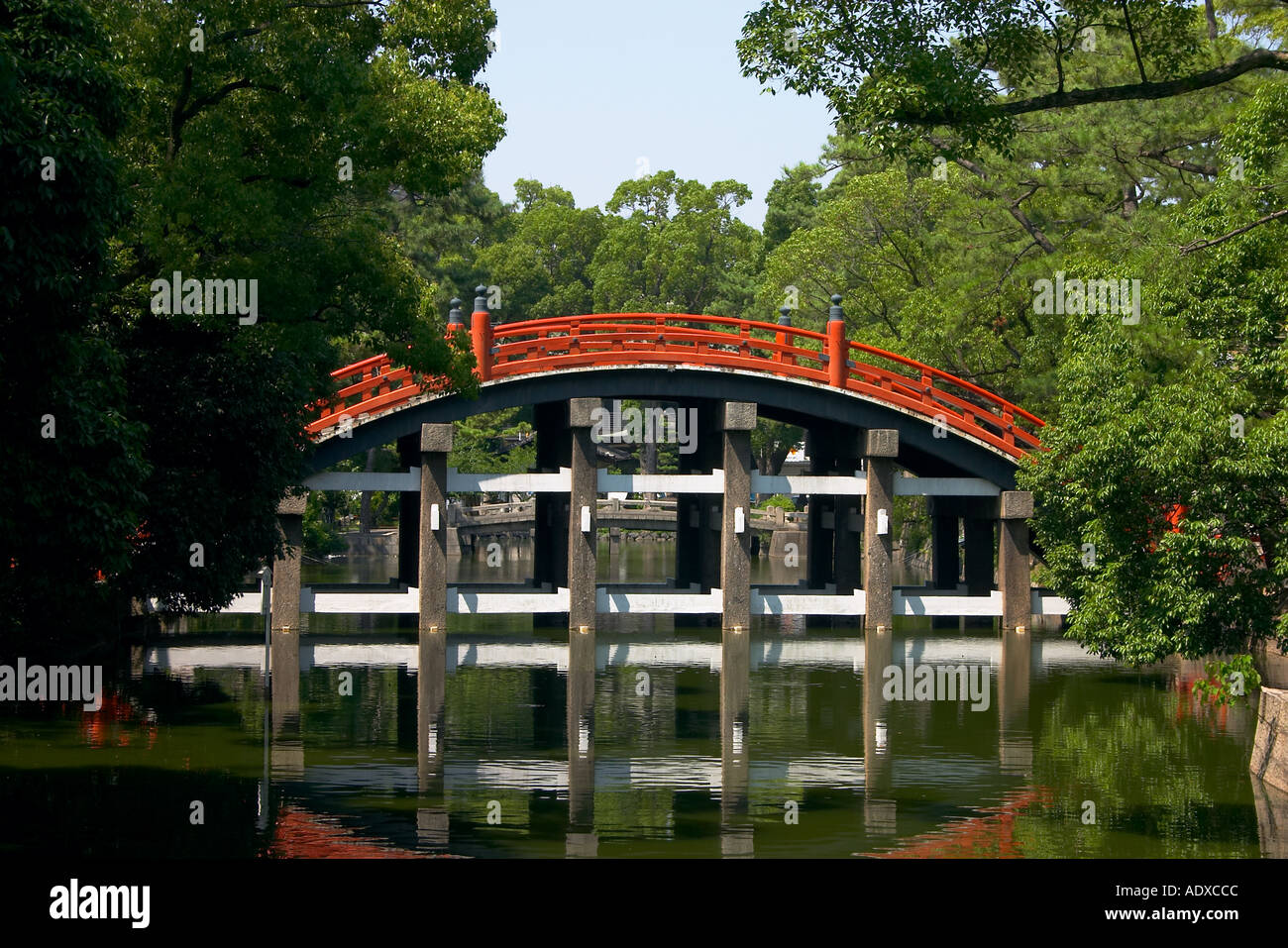 The famous red bridge at the Sumiyoshitaisha grand shrine in Osaka ...