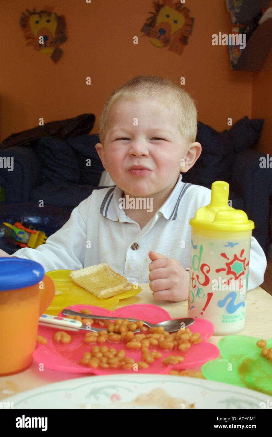 Eating baked beans boy hi-res stock photography and images - Alamy