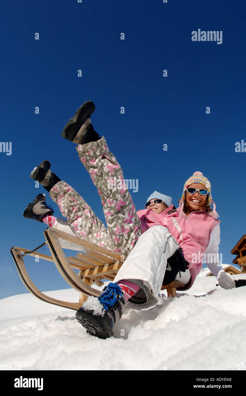 Mre, enfant et luge, mother and daughter falling from sled, France Stock Photo
