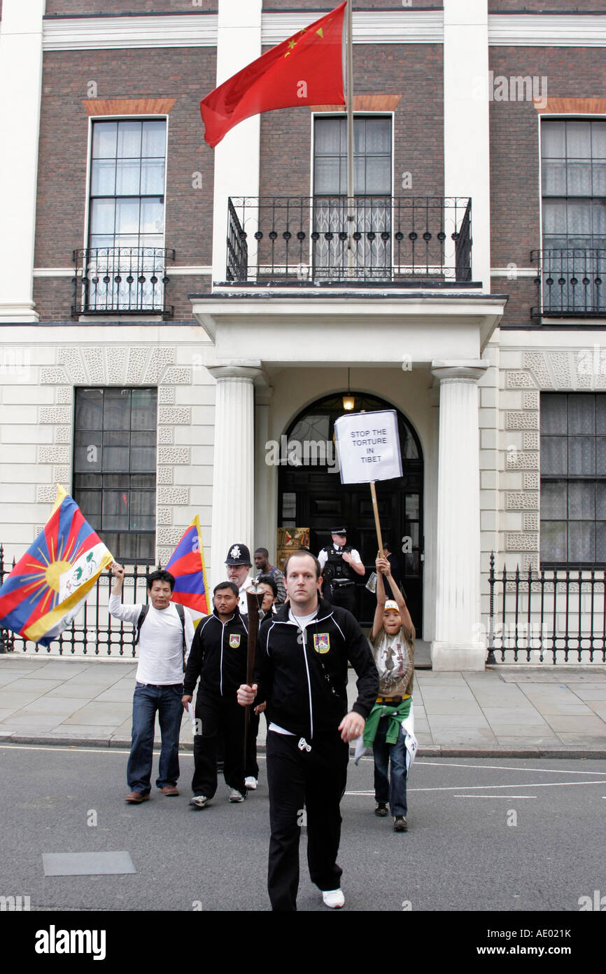 Supporters of Team Tibet outside the Chinese Embassy in London Stock Photo
