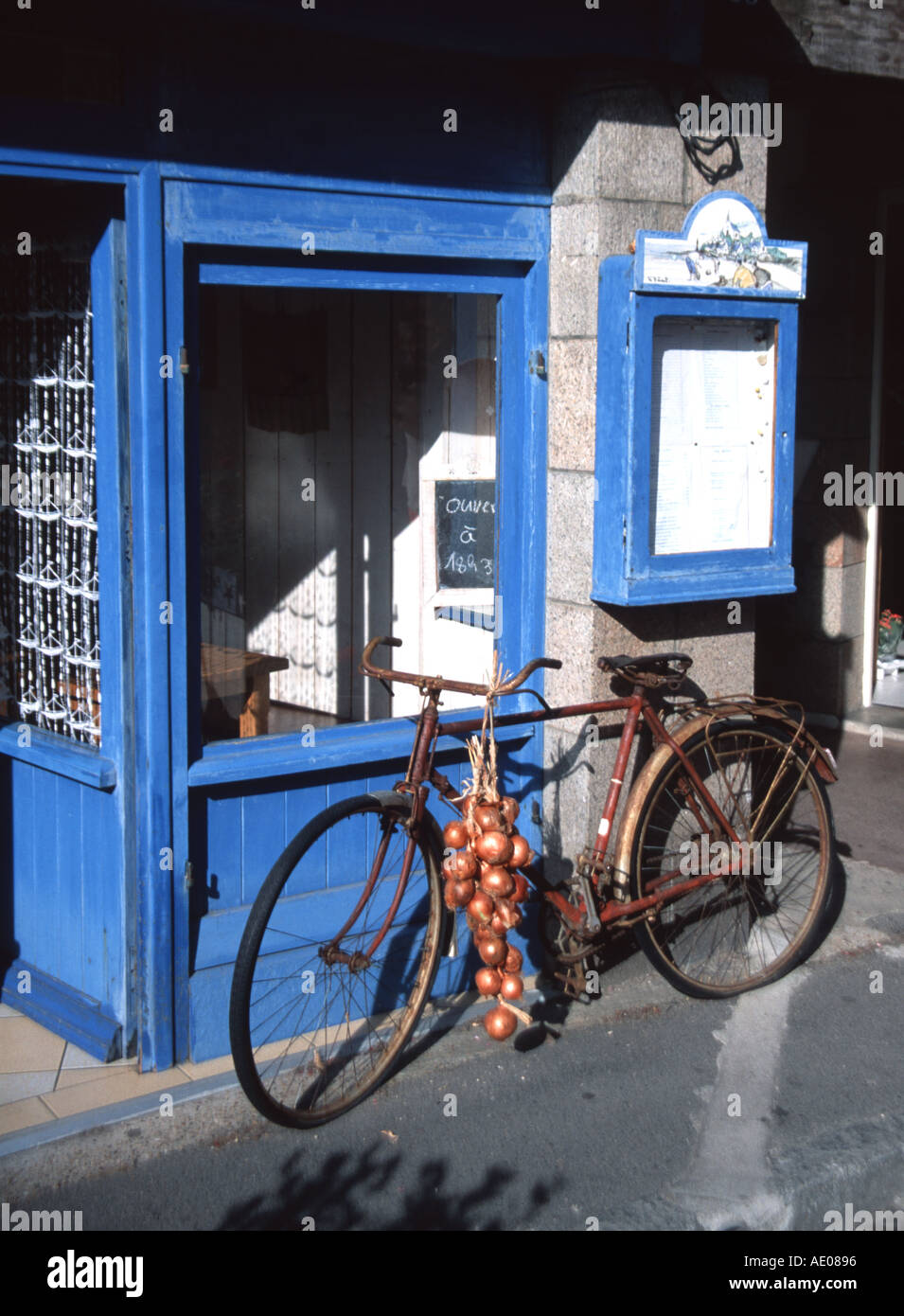 Onion sellers bike outside restaurant at Roscoff Stock Photo
