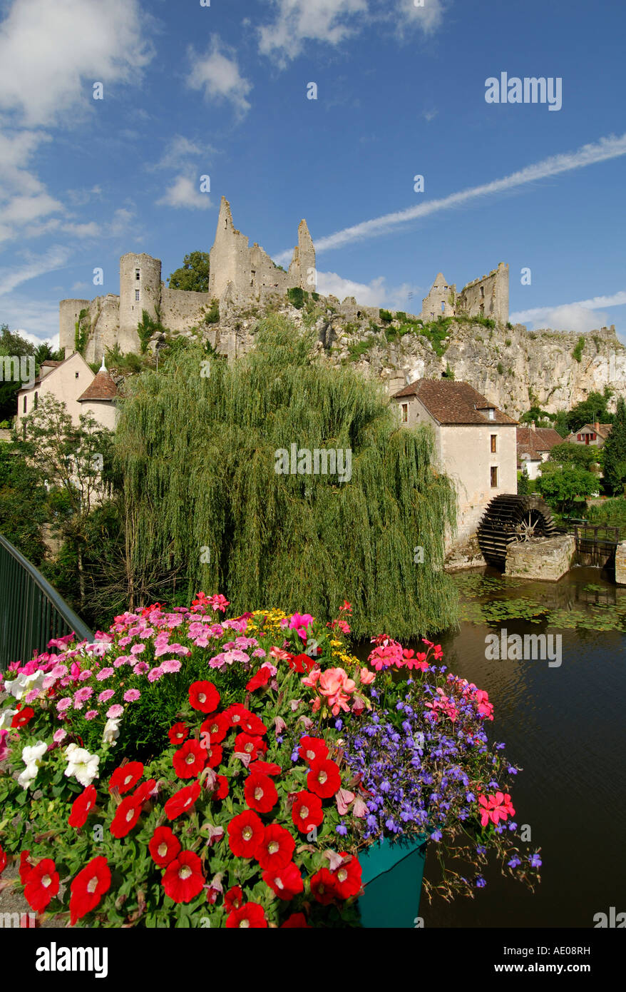 Ruined chateau overlooking Anglessurl'Anglin (86260), Vienne,