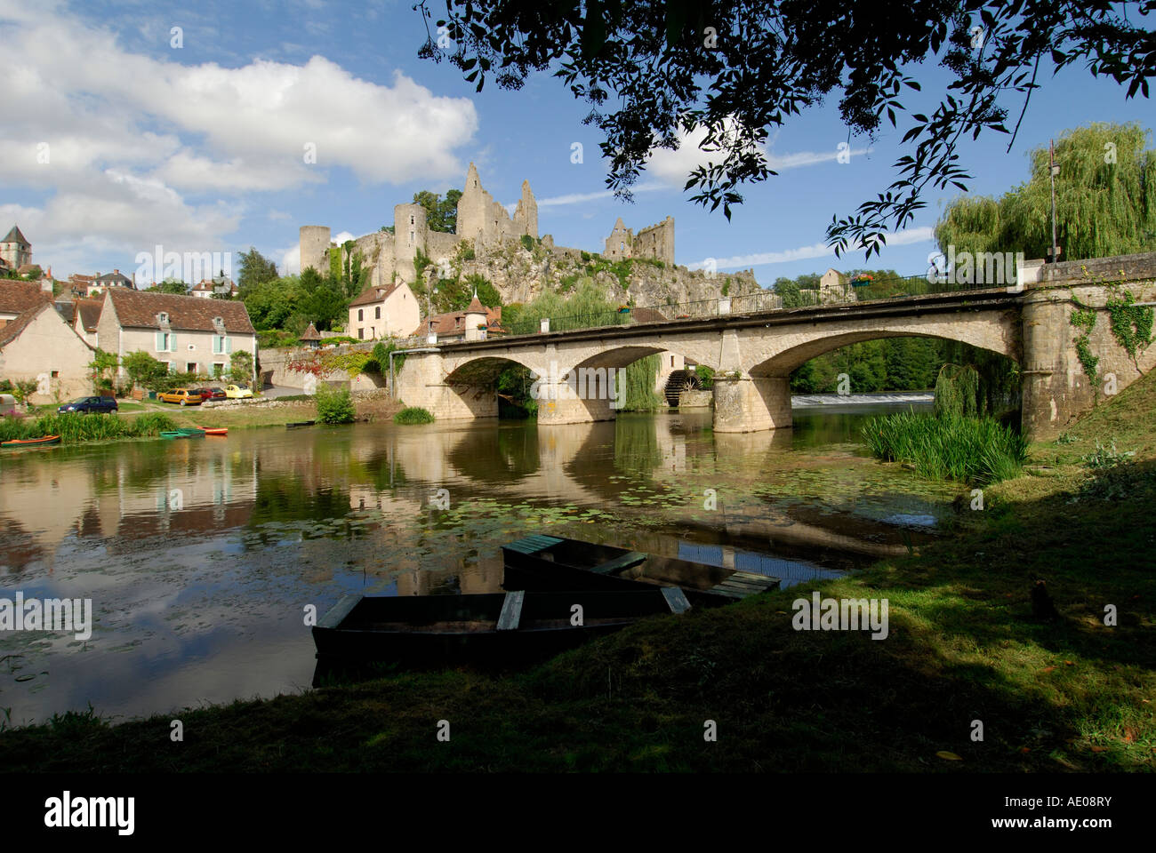 Ruined chateau overlooking Anglessurl'Anglin (86260), Vienne,