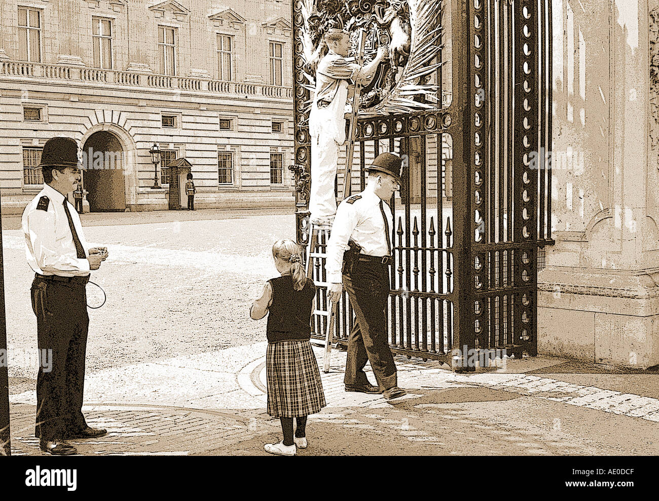 Buckingham Palace policemen and schoolgirl Stock Photo