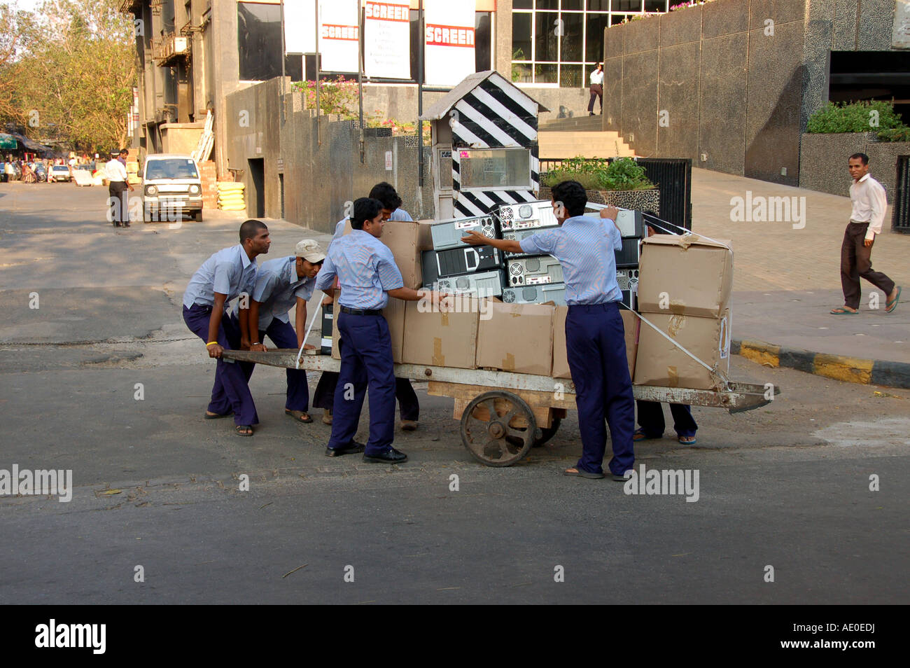 Indian workers transporting computer equipment in Mumbai / Bombay ...