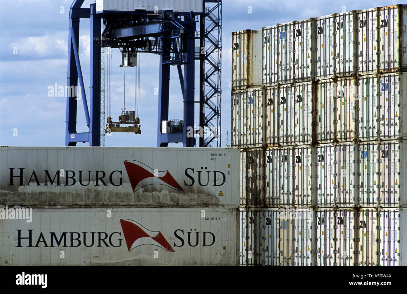 Stacked shipping containers felixstowe hi-res stock photography and ...