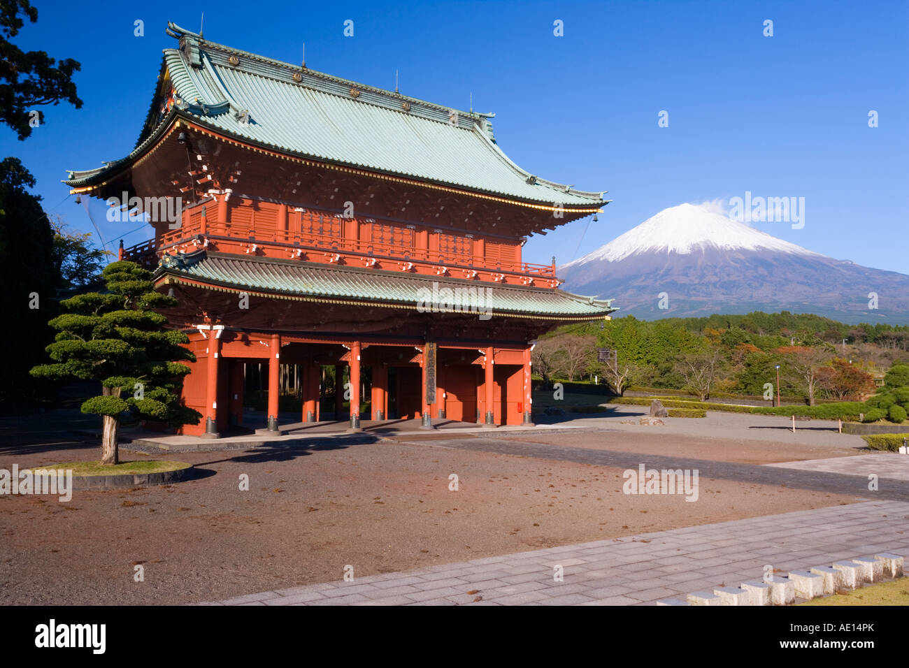 Japan Honshu Fuji Hakone Izu National Park Daiseki ji Temple with Mount Fuji snowcapped in early autumn Stock Photo