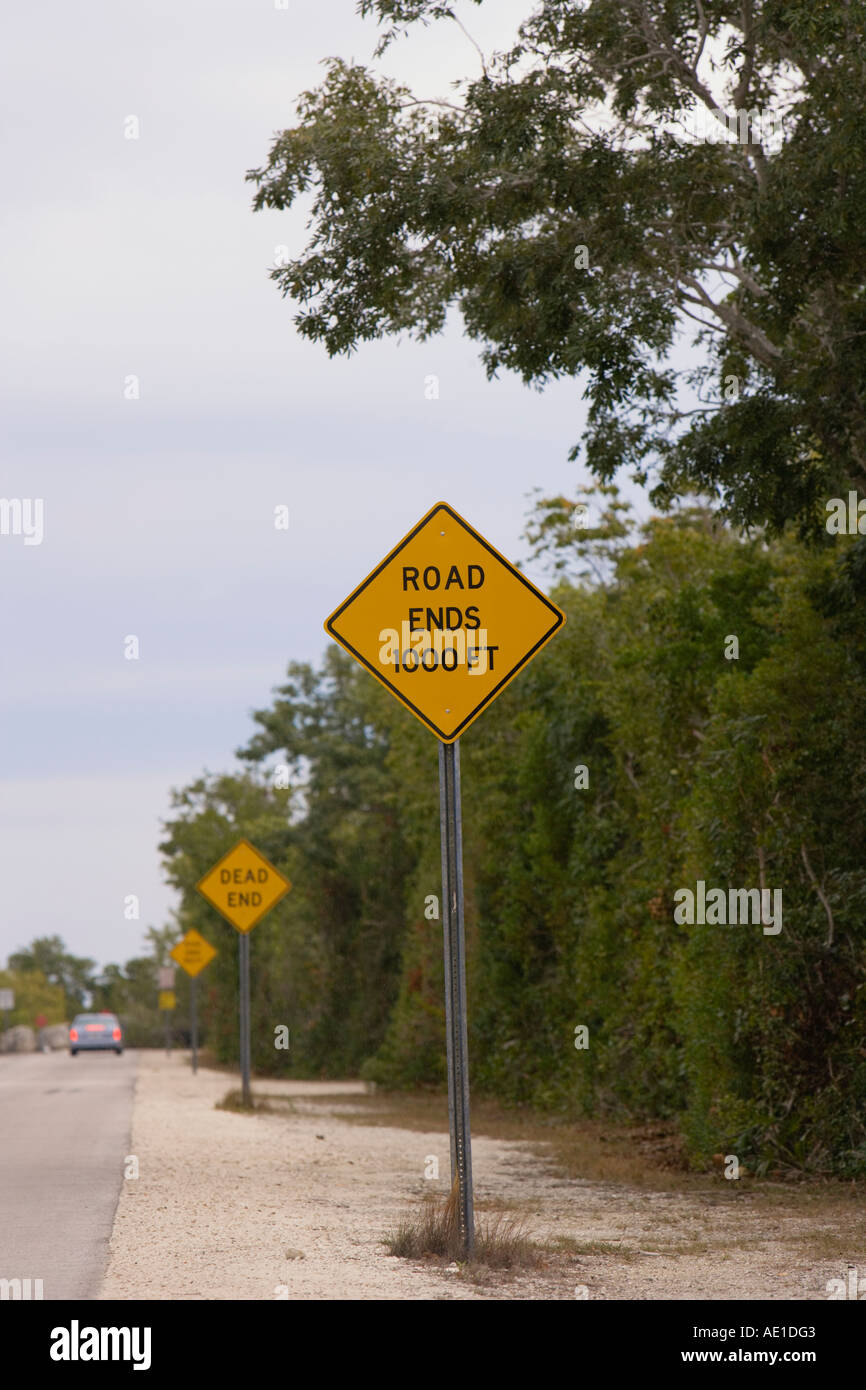 Road ends sign hi-res stock photography and images - Alamy
