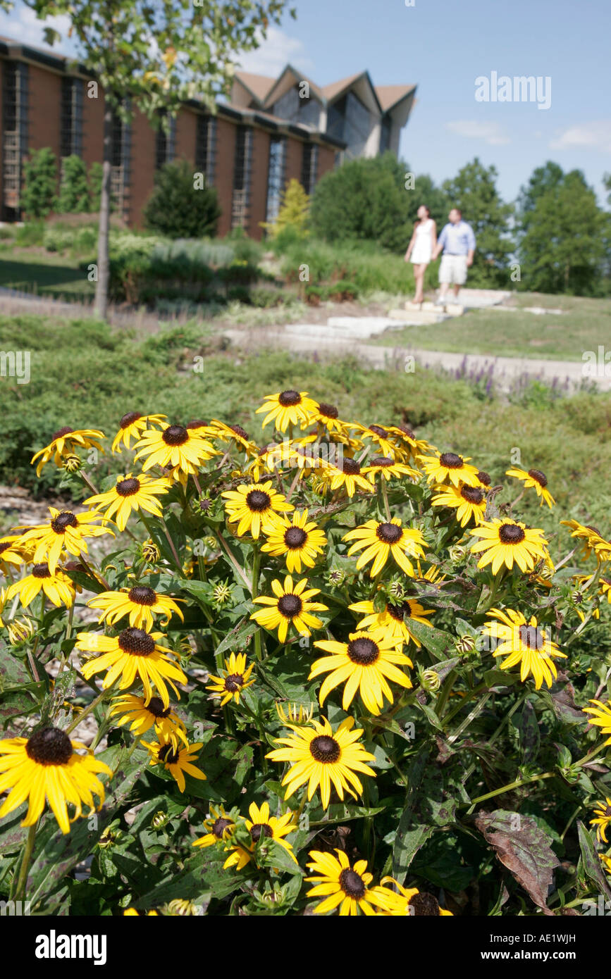 Valparaiso Indiana,Valparaiso University,campus,flower flowers,visitors